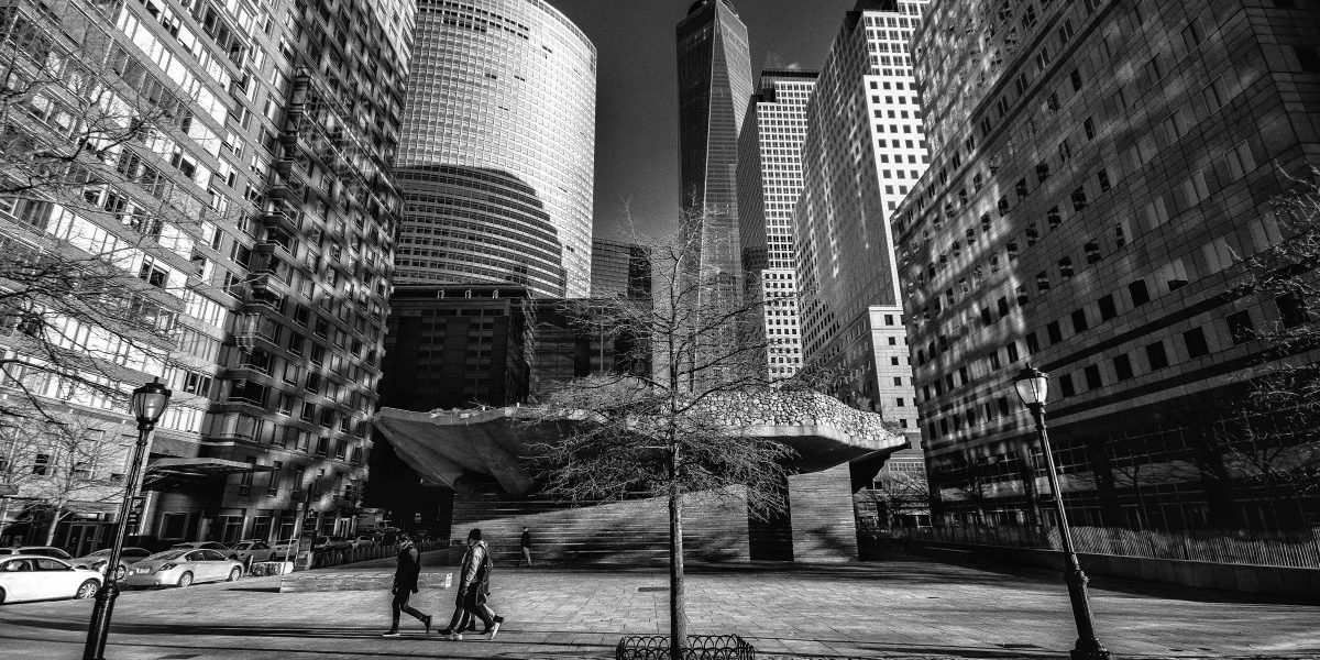 nyc_newyorkcity_newyork_manhattan_tribeca_irishhungermemorial_oneworldtradecenter_blackandwhite-241445[1]