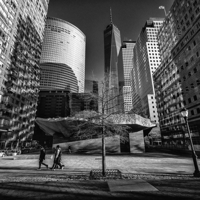 nyc_newyorkcity_newyork_manhattan_tribeca_irishhungermemorial_oneworldtradecenter_blackandwhite-241445[1]
